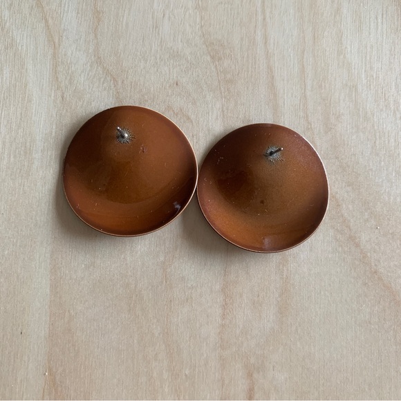 VINTAGE ENAMEL EARRINGS. BROWN/ COPPER ORNATE SHAPE - Picture 3 of 5